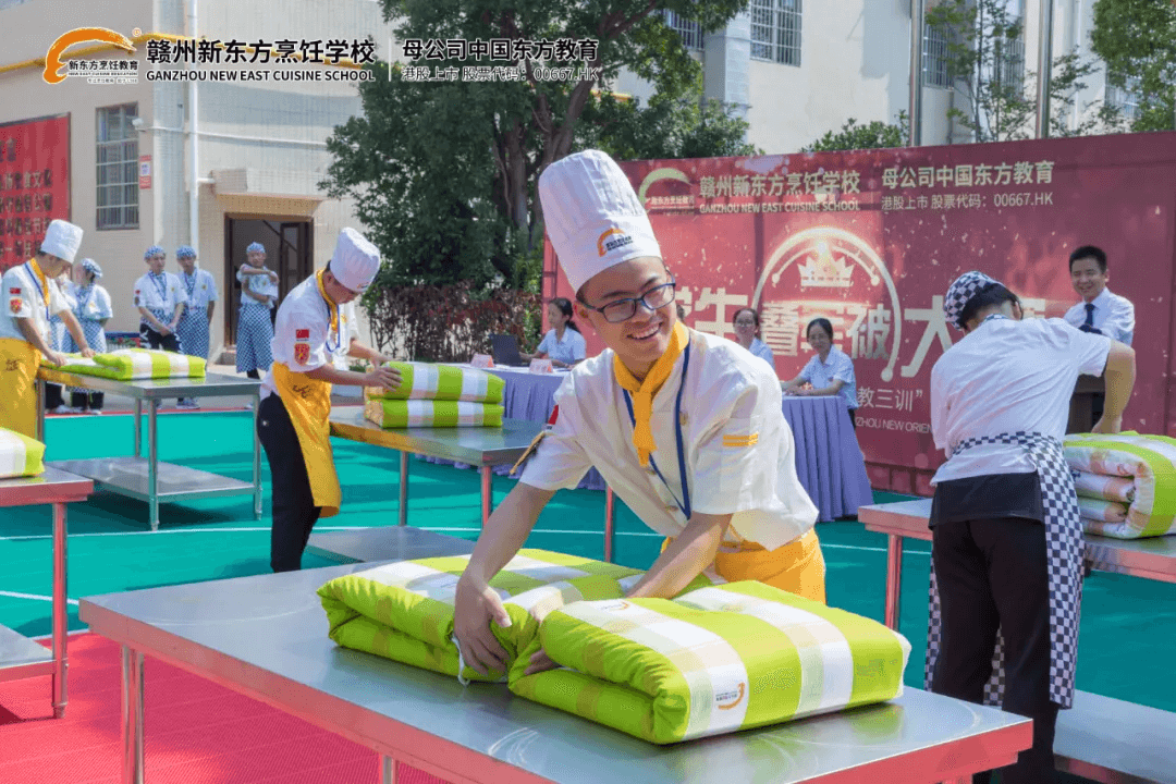 赣州新东方「叠军被」比赛，看豆腐块是怎样形成的
