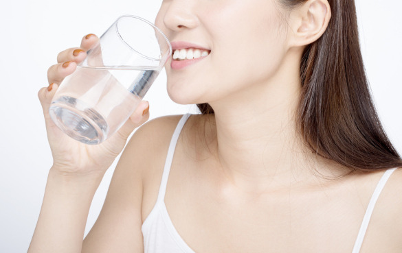 吃饭时喝水好不好？水不太可能影响你的消化健康