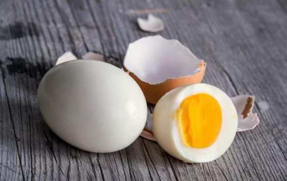 为什么煮鸡蛋不容易剥壳？煮鸡蛋剥壳小技巧