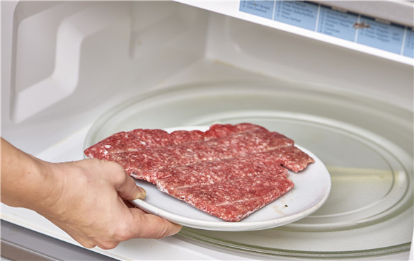 解冻肉类的2个错误方法，怎么正确解冻肉类？