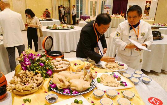 海南鸡饭烹饪大赛开赛，30余家餐饮店激烈比拼厨师功底