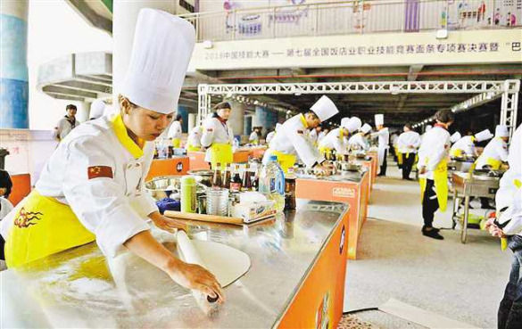 重庆小面职业技能大赛开幕 老外厨师也争相展绝技