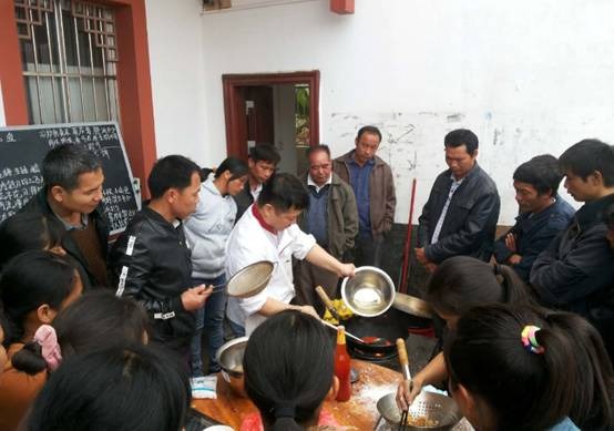 广西华联村举办烹饪培训班：贫困户和返乡青年