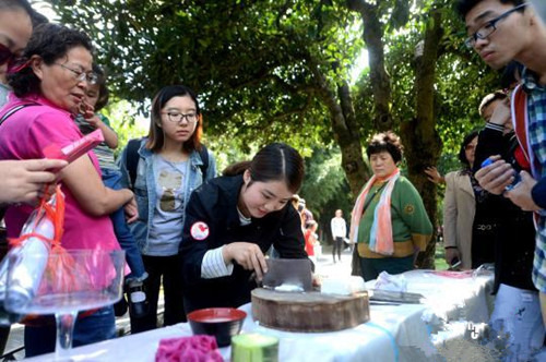 扬州淮扬菜厨师在个园景区摆台“秀”绝活