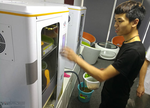 武汉“机器人厨师”生产盒饭受欢迎