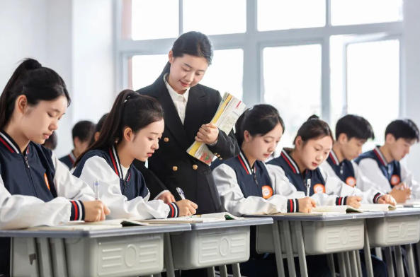 高中成绩跟不上，别硬熬！来赣州新东方烹饪学校学一门实用技